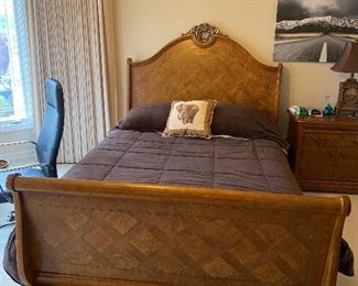 OAK QUEEN SIZE SLEIGH BED - CRACKED BASE
$50