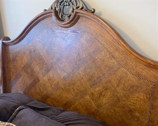 OAK QUEEN SIZE SLEIGH BED - CRACKED BASE
$50