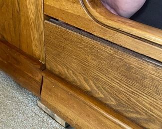 OAK QUEEN SIZE SLEIGH BED - CRACKED BASE
$50