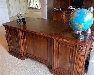 HOOKER FURNITURE LARGE WOODEN EXECUTIVE DESK
72”L x 36”W x 30.5”H 
$500