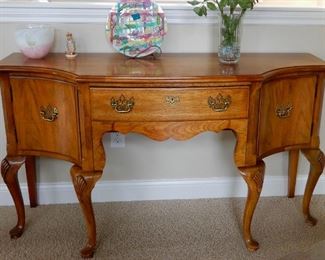 What a cute Thomasville sofa table that can be used at an entry or anywhere. $250