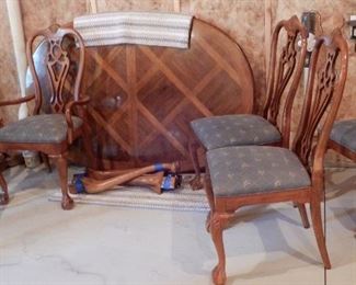 Beautiful Thomasville table and chairs. Has leaves and table pads. Just the table $150