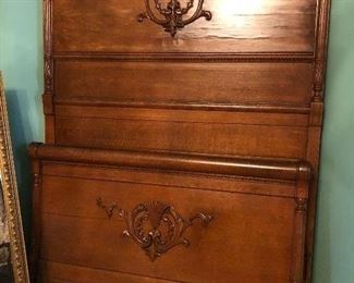 Antique High Back Acanthus carved oak full size bed $550

451/2 inch tall