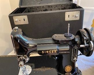 Antique Singer sewing machine - Featherweight