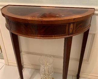 $400 - Beautiful Hekman half round side table with wood inlay.