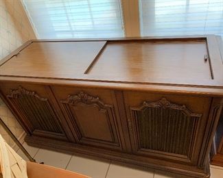 $250 Vintage Magnavox stereo console EL-2634-2.  Radio works great.  Turn table needs new gears to work.