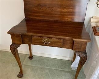$400 - Statton Flip top game table / console table