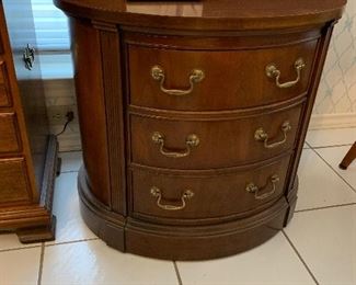 $175 - Thomasville oval side table