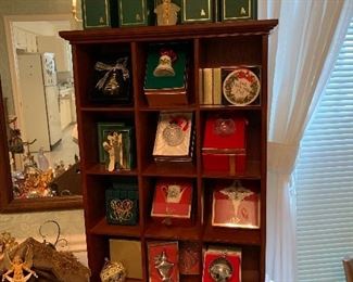 $60 - Table top display case/shelf