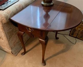 $180 - Marlboro drop leaf side table