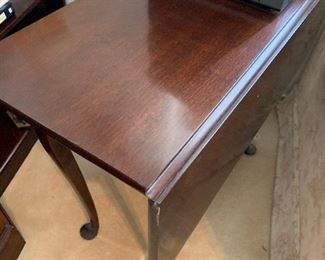 drop leaf table in excellent condition