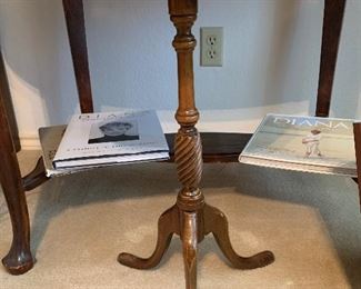 $50 - petite pedestal table 