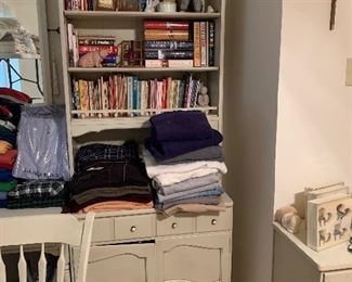 $250 - Ethan Allen dresser with book shelf top