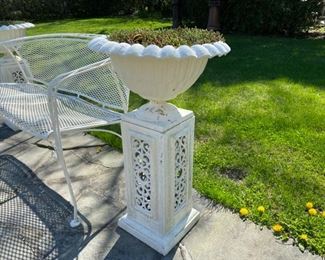 Pr. garden urns on stands