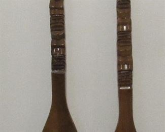 Lot 55 - Wood Fork & Spoon, wood trash can, plastic Flowers, chair door stopper, fruit basket & Musical Can. $45.00 The next two pictures are apart of lot 55         