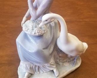 LOT D15 - $110 - LLADRO "GOOSE TRYING TO EAT" 9 1/2" X 8"