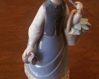 LOT D27 - $110 - LLADRO "GIRL WITH BASKET AND JUG" 9" X 3"