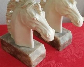 LOT S43 - $40 - HORSE BOOKENDS (AS IS, CHIP ON EAR) 8" X 7"