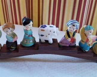LOT S79 - $40 - SEVEN PIECE FIGURINE ON STAND