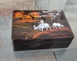 LOT S81 - $28 - LACQUERED ASIAN WOODEN BOX 7" X 5"