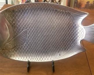 LOT S144 - $48 - ARTHUR COURT FISH TRAY, CIRCA 1973 (HAS SOME SCRATCHES) 24 1/2" X 12"