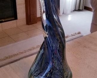 LOT D66 - $995 - VERY LARGE ART GLASS SCULPTURE BY ROLLIN KARG "REACTIVE BLUE TWIST SCULPTURE" 32" X 9 1/2"