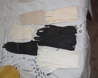 SELECTION OF WOMEN'S VINTAGE GLOVES