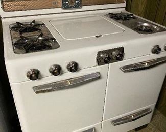 33. Vintage White Enamel Universe Stove/Oven/Broiler. With Middle Burner hidden! Has Clock. Gas Range. $100