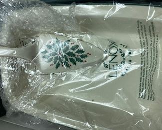 142. Lenox Baking Dish with Serve Ware " Holiday" Pattern NRFP, and has Original Box $ 20