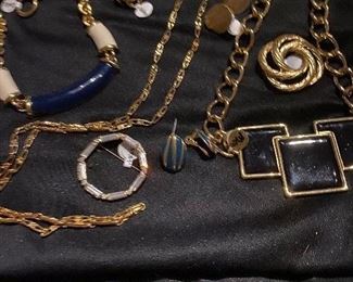 189. Monet 12 Pieces. $25