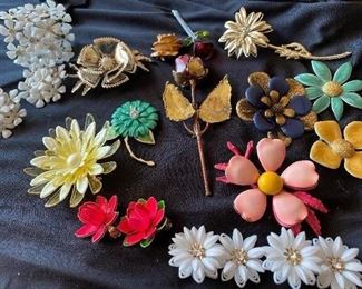 181. 18 Vintage Flower Pins $12