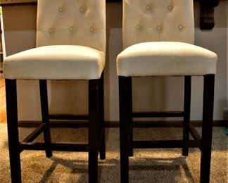 Sophisticated and elegant bar stool set.