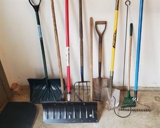 Set of yard tools https://ctbids.com/#!/description/share/408501