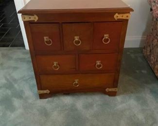 End table from Pottery Barn https://ctbids.com/#!/description/share/408569