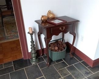 Ethan Allen end table with decorative items. https://ctbids.com/#!/description/share/408579 