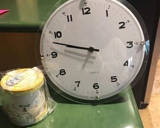 Item #520:  Wall clock (9") and egg timer : $6