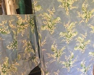 Itme #571:  One pair (doublewide) custom lined drapes w/two matching valances (drapes 48"x72") $40