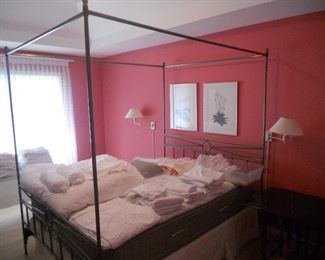 QUEEN METAL CANOPY BED