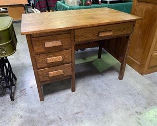 oak 42x 26x 30      Vintage oak desk $145