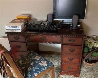 sweet small desk with chair