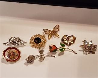 Giovanni Roses, Limoges, and Other Pins
https://ctbids.com/#!/description/share/409478
