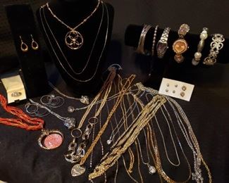 Huge Collection of Necklaces, Lockets, and SOOO Much More
https://ctbids.com/#!/description/share/409556