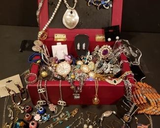Photo Frame Jewelry Box with Treasures Galore
https://ctbids.com/#!/description/share/409561