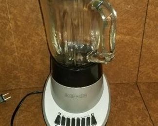 #337 black and decker blender 16 inches tall $15