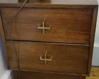 #199 vintage end table 28.5 tall x 18 wide x 16 deep $15