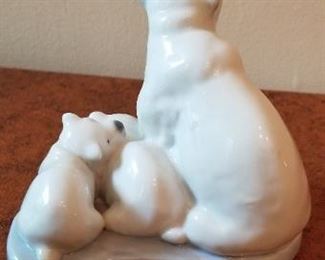#112 lladro polar bear with cubs 7 wide 5 tall