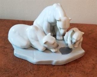 #111 Polar bears at hole lladro 7 wide 5 tall $ 60