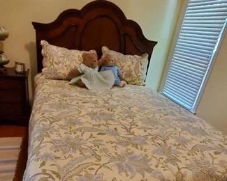 Very nice full size bed