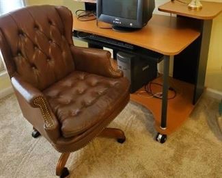 Very nice office chair with desk