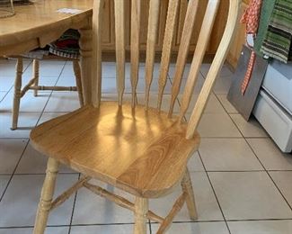 Oak kitchen table w/1 leaf and 6 chairs
